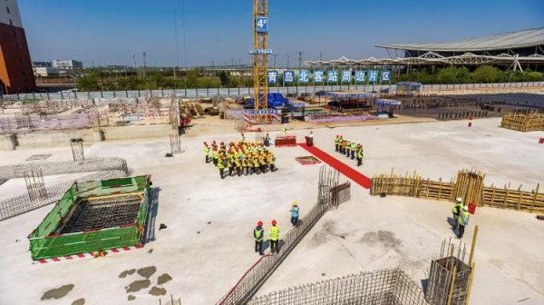 股顺网 “市办实事”新进展！青岛北站东广场地下空间枢纽停车及涉高铁区域主体结构封顶